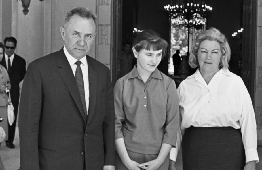 Семейный портрет: Косыгины в кругу близких.