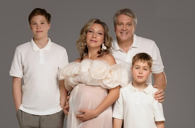 Актер Денис Матросов с женой Оксаной и сыновьями готовятся к пополнению в семье.