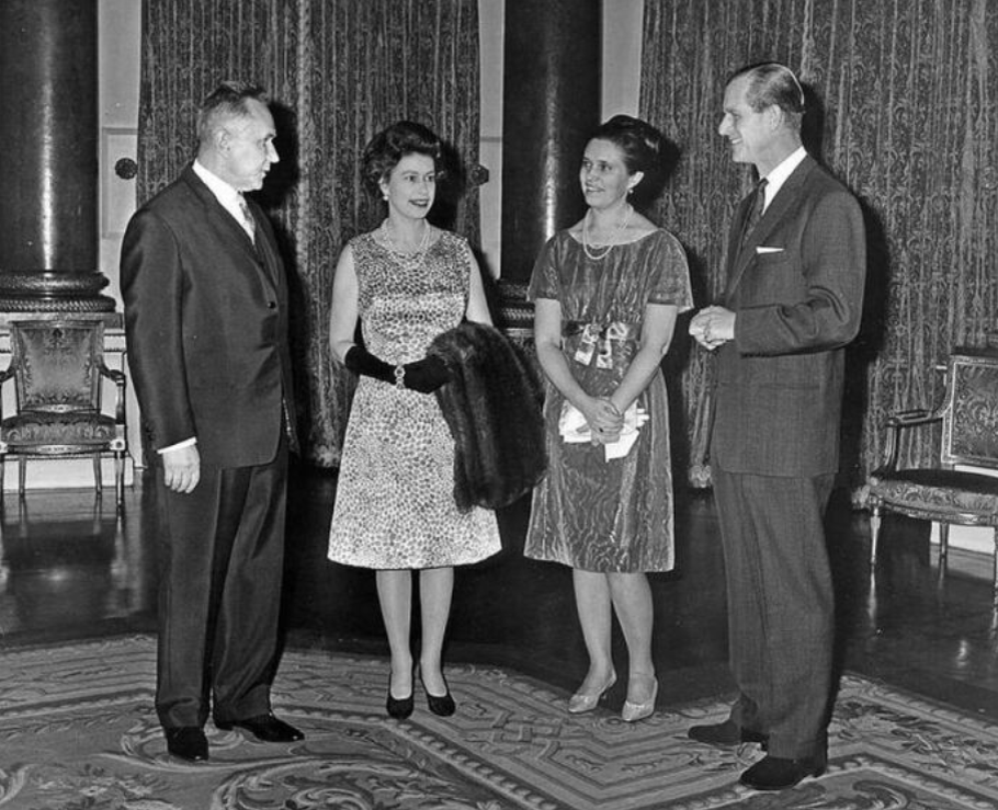 Дочь премьера Косыгина в Лондоне: рядом с отцом, королевой Елизаветой II и принцем Филиппом.