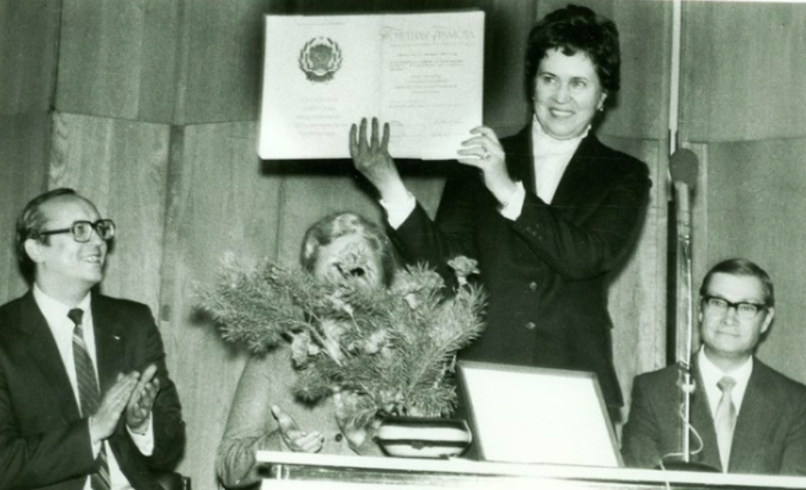 Людмила Косыгина: женщина, скрывшая свои мечты за маской долга.