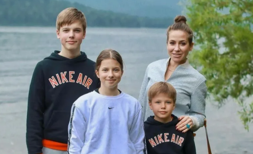 Михаил Ефремов с младшими детьми от Софьи Кругликовой