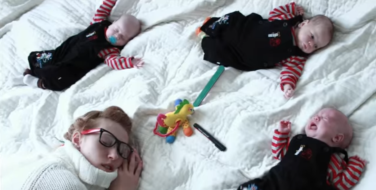 Мария Болтнева с новорожденными сыновьями.