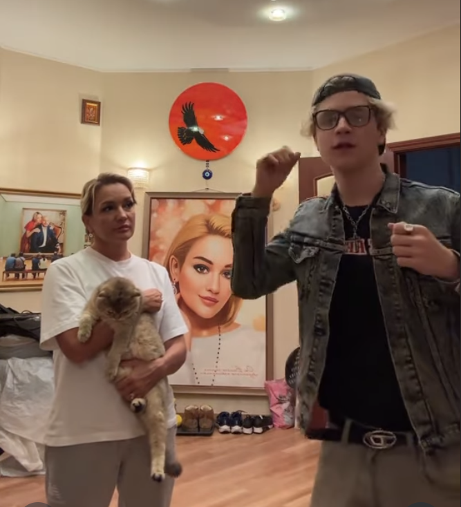 Материнская поддержка — бесценный ресурс для любого подростка, особенно в период самоопределения.