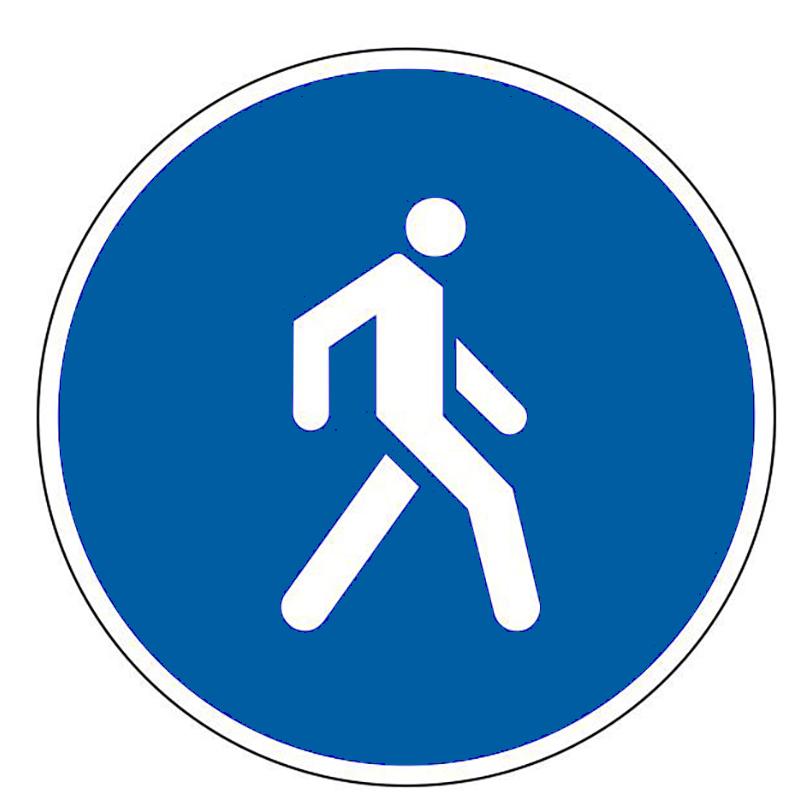 Знак, указывающий зоны, где могут кататься дети до 7 лет под присмотром взрослых.