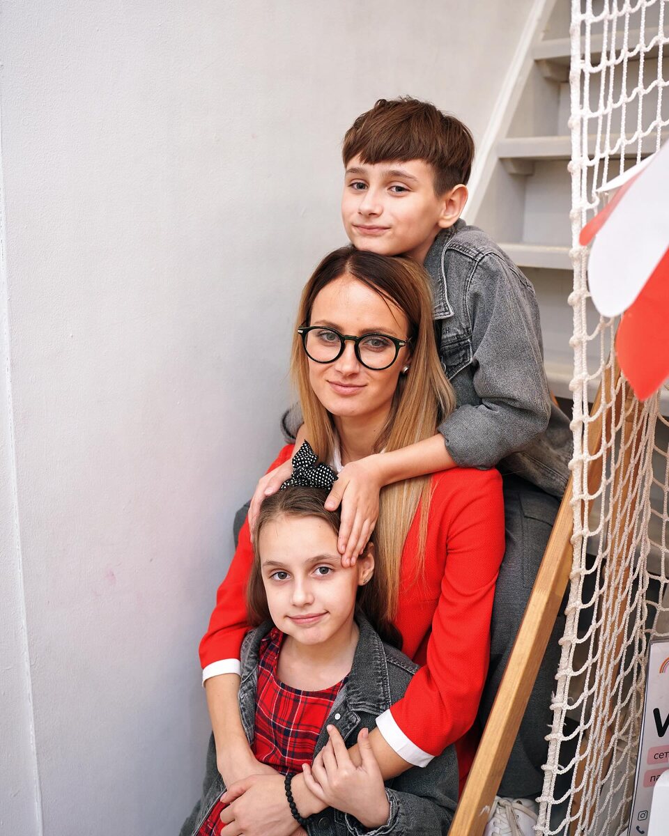 Сын Пётр унаследовал мамину тягу к знаниям и музыке.