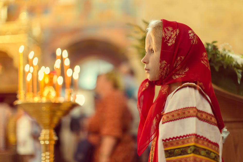 Прихожане во время службы: каждый находит свое место и свой способ общения с Богом.