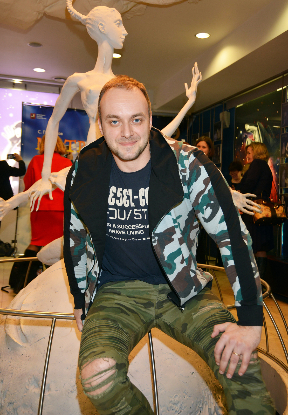 «Ума-то нет»: Как актер в 30 лет потерял дом, но нашел счастье с женщиной, принявшей всех его детей