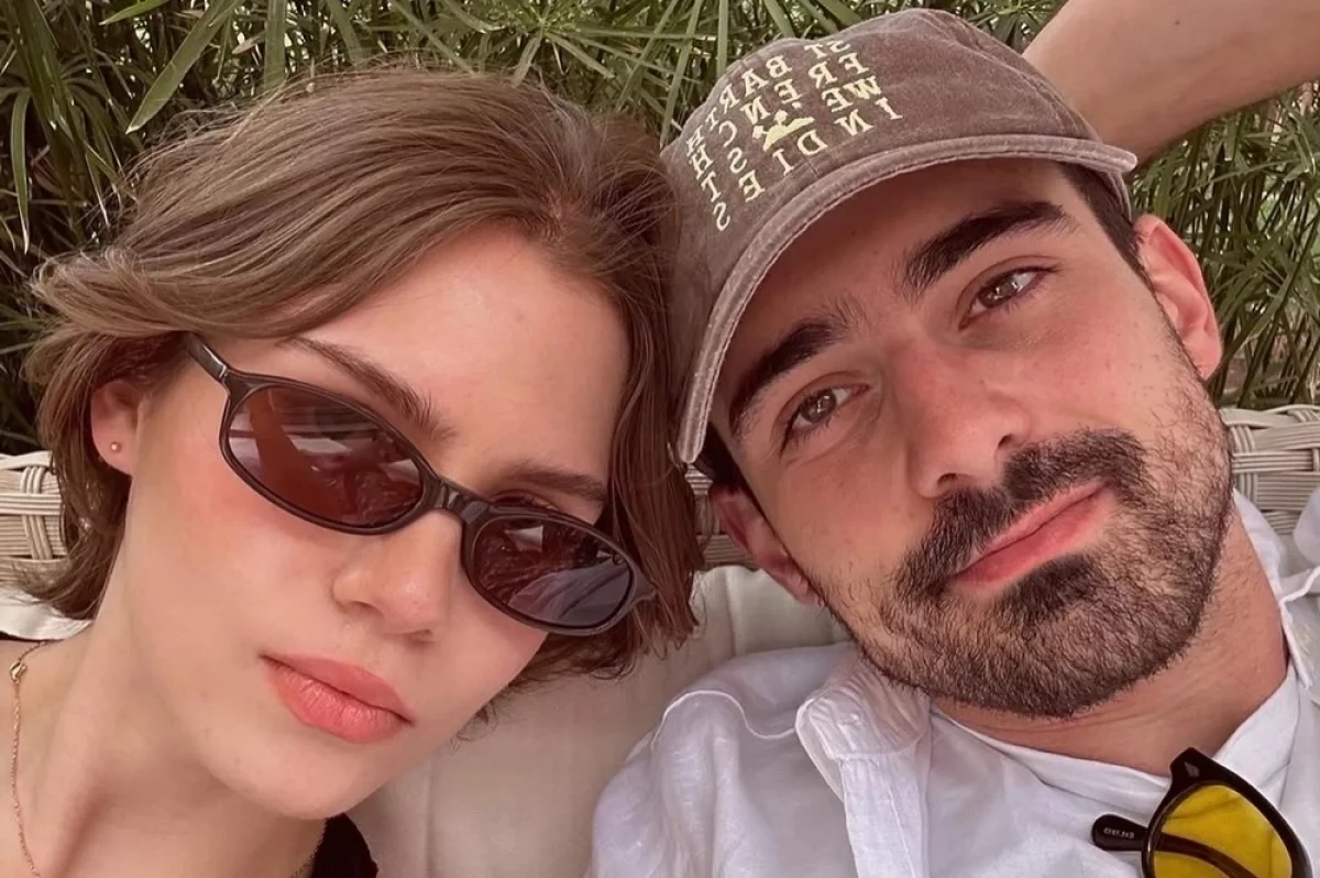 Пара активно путешествует по миру, посещая самые живописные уголки планеты.