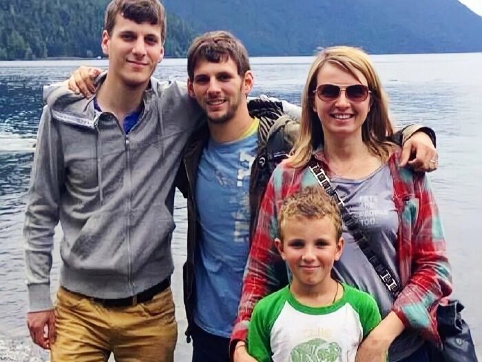 Пётр, средний сын, выбрал музыку и построил карьеру за рубежом.