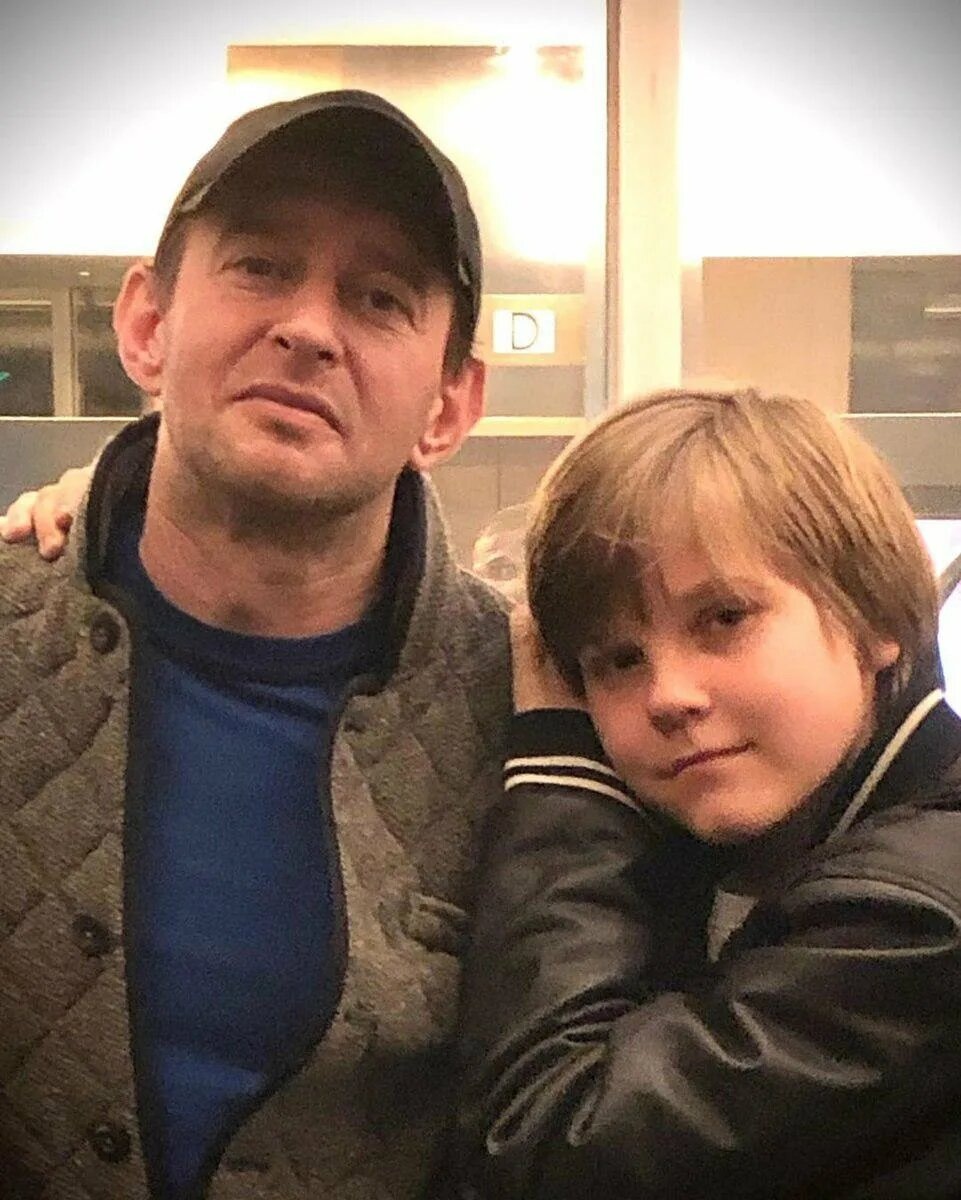 Иван Хабенский иногда появляется на благотворительных матчах фонда отца.