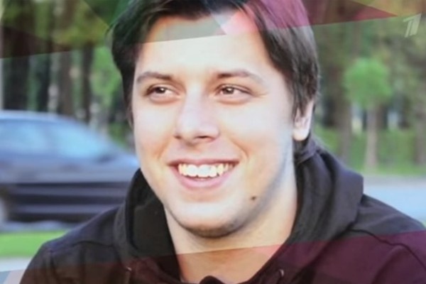 Анна Каменкова на сцене, где её сын долгое время не мог видеть маму.