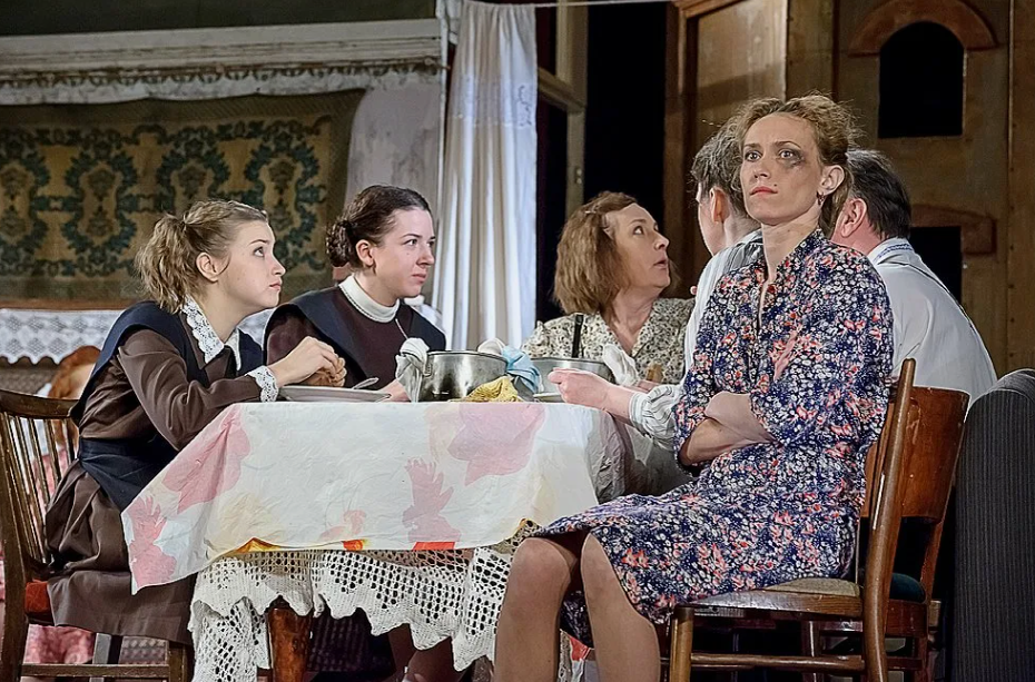 Слева: бабушка Марии, Нина Добжинская, чемпионка СССР по мотокроссу. Справа: прабабушка Нина Иртеньева, заслуженная артистка РСФСР.