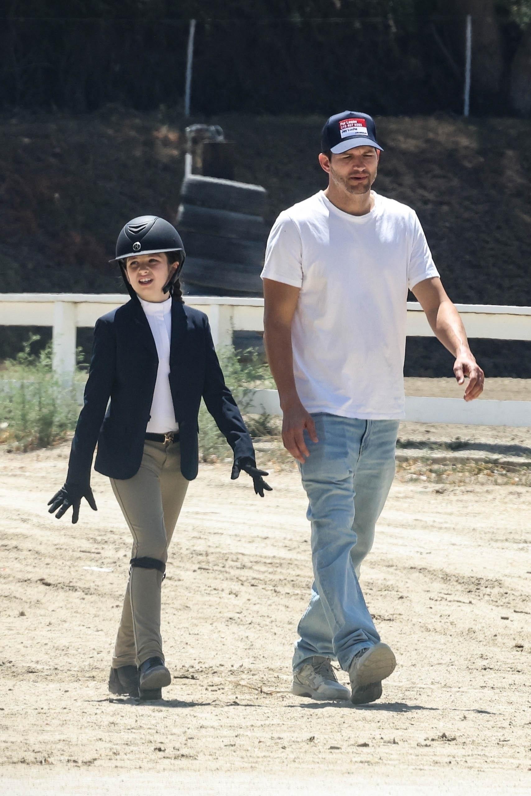 Эштон Кутчер с дочерью Уайатт, демонстрируя важность семейного времени.