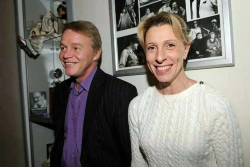 Молодая семья: Юлия, Александр и маленький Гриша