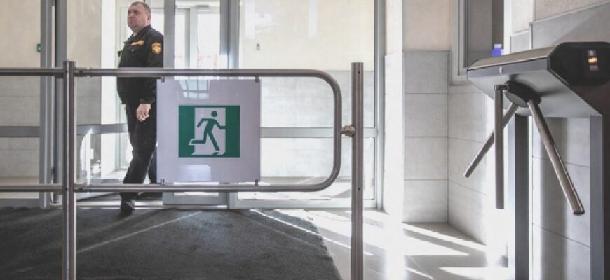 Родителям предложили самим собирать деньги на школьных охранников