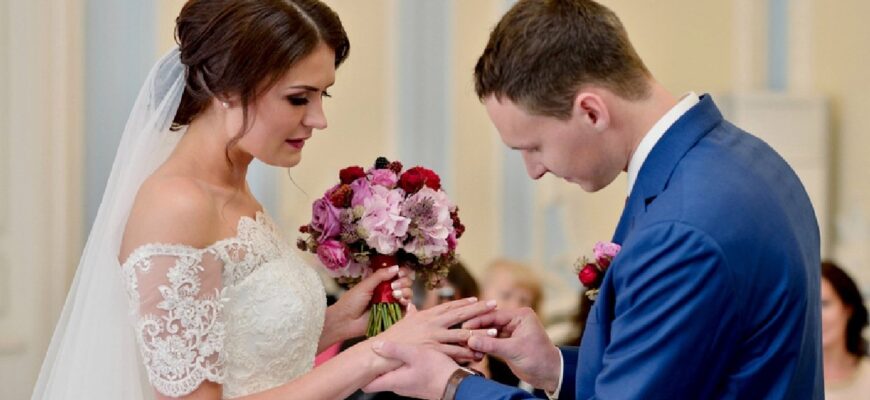 Иллюстрация к статье: Фамилия после свадьбы