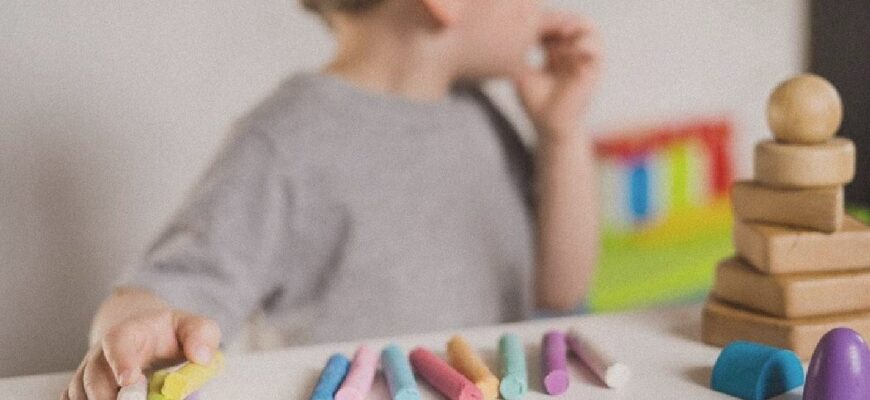 Родители детей с РАС просят остановить внедрение новых рекомендаций по помощи