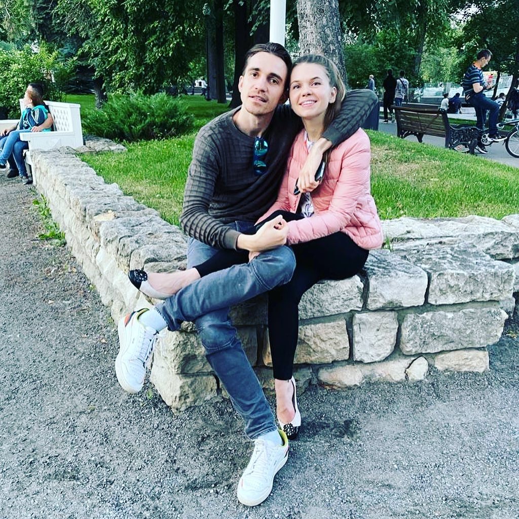 Григорий Кузнецов с женой и детьми