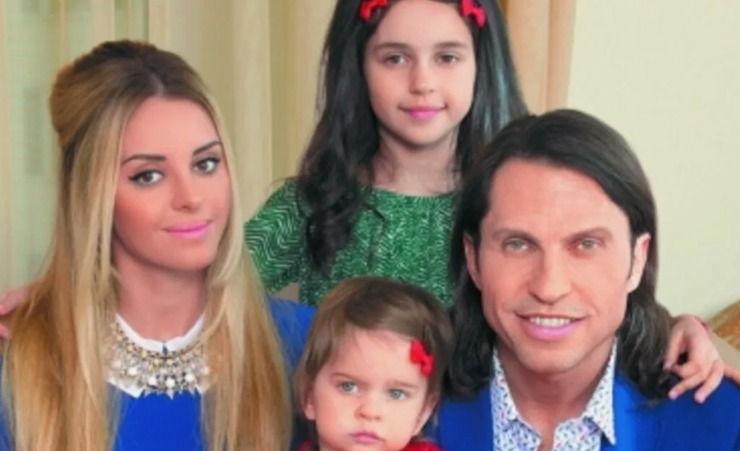 Семья Реввы в полном составе: Александр, Анжелика и их дочери Алиса и Амели.