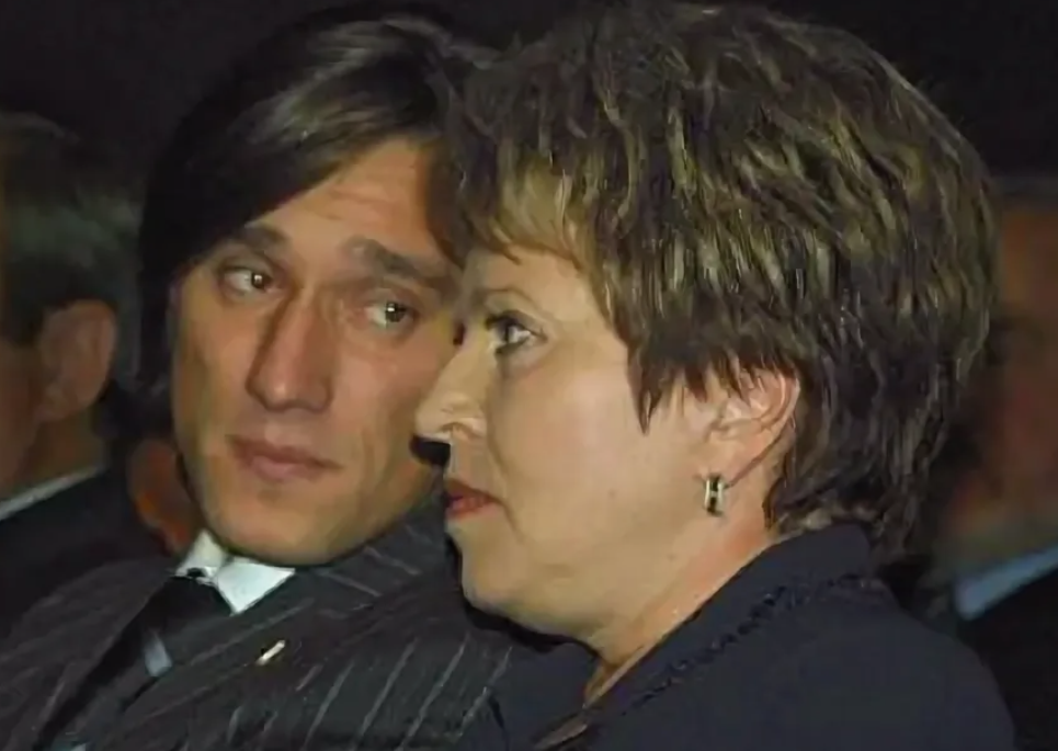 Список похищенных книг и вещей из квартиры потерпевшего.