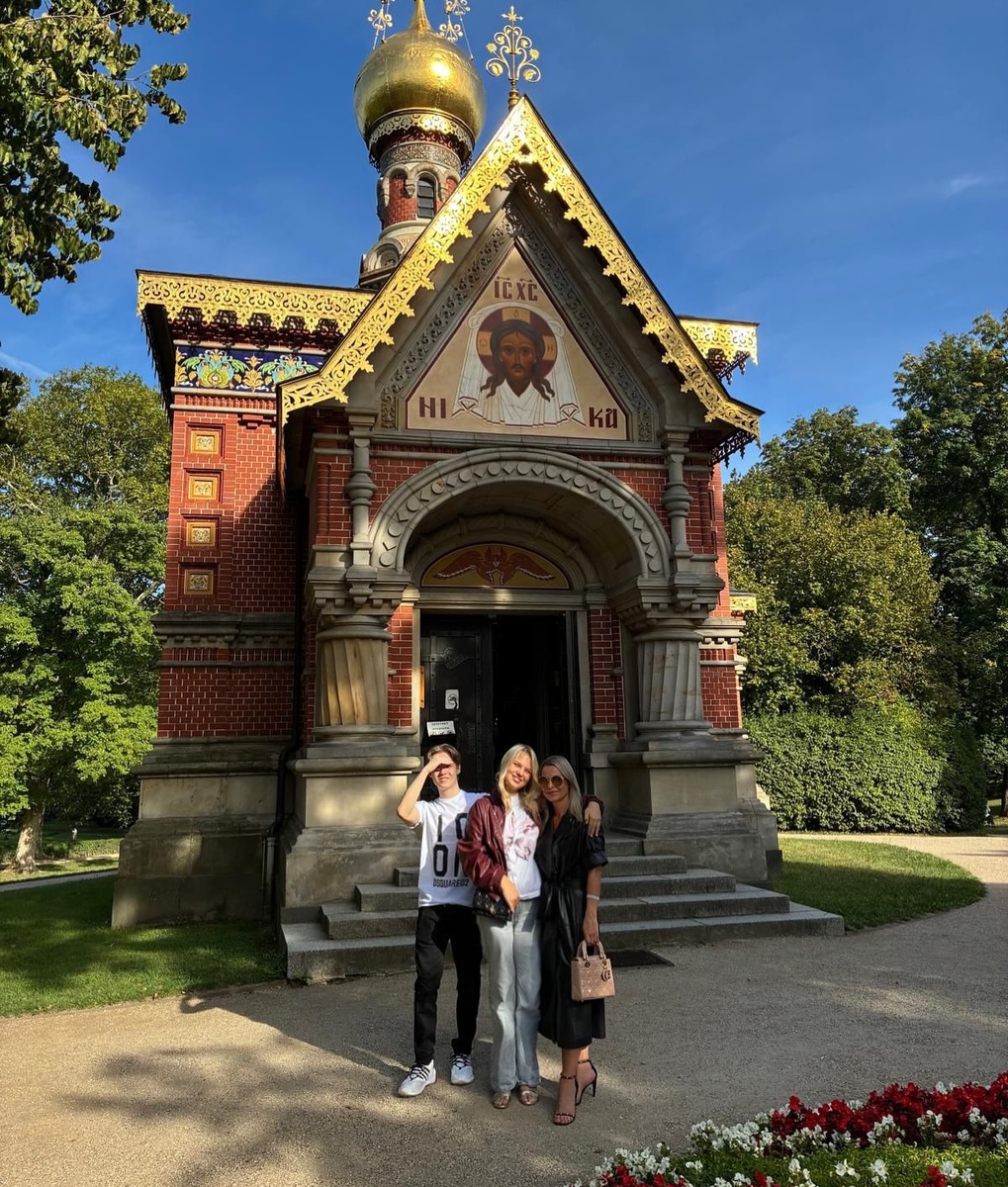 Светлана Шатунова с подросшими детьми: Дэннисом и Эстеллой.
