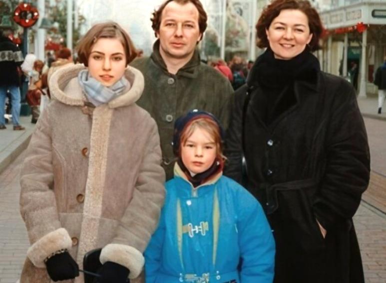 Дарья Урсуляк с семьей и сестрой Александрой