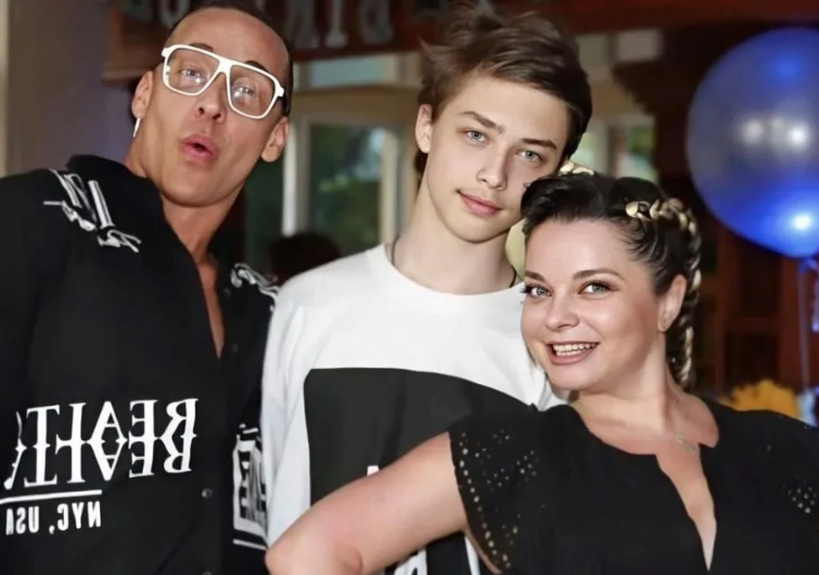 Архип Глушко в подростковом возрасте с мамой и папой