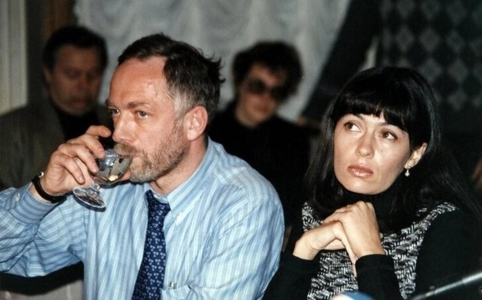 Альбина Назимова на фоне морских пейзажей Испании, где она нашла свой покой.