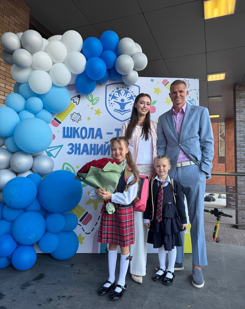 Счастливые родители с новорожденной Миланой.