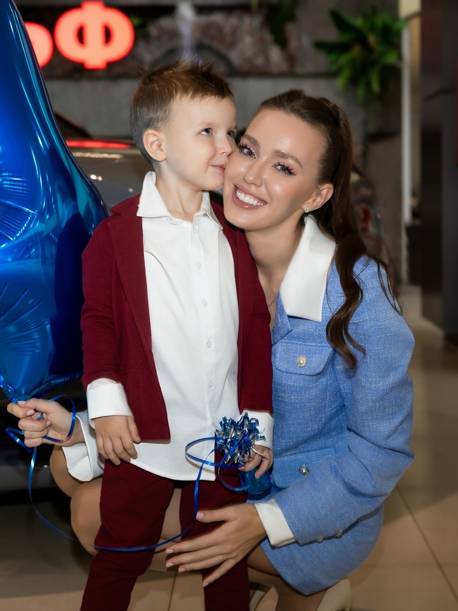 Милана и Ева на тренировке по художественной гимнастике.