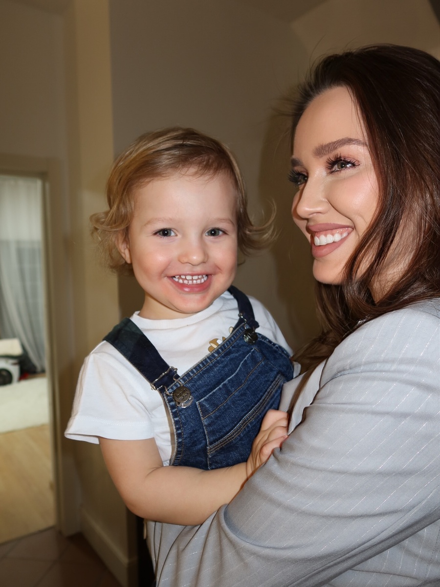 Дочери Тарасовых демонстрируют свои спортивные достижения.