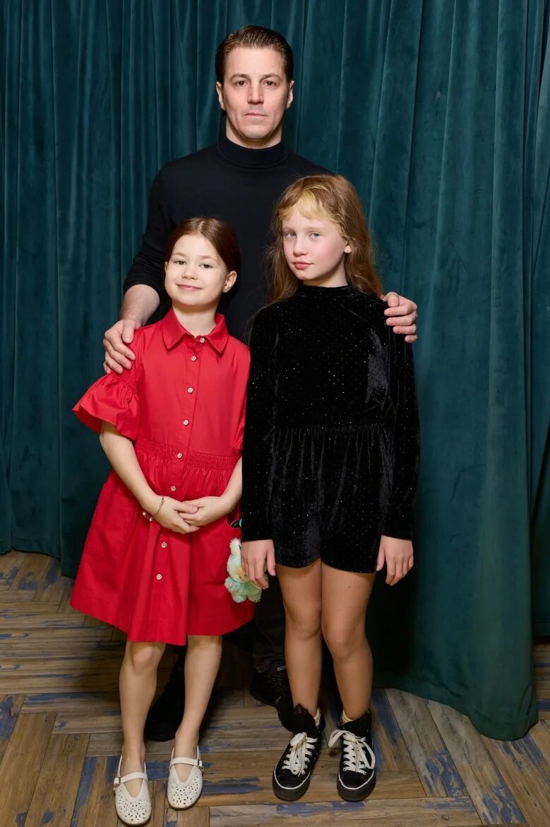 Несмотря на внешнюю гармонию, в отношениях супругов назревали сложности.