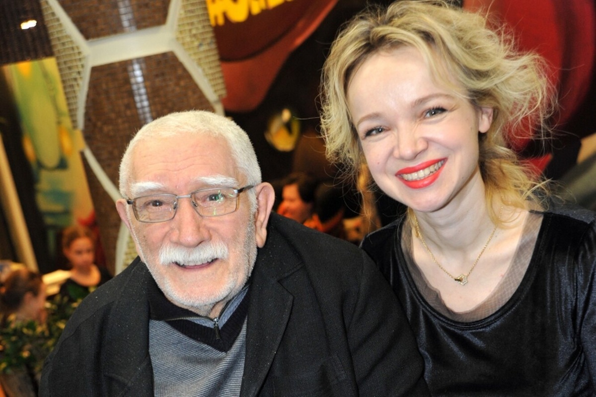 Малышка Виктория познаёт мир рядом с мамой