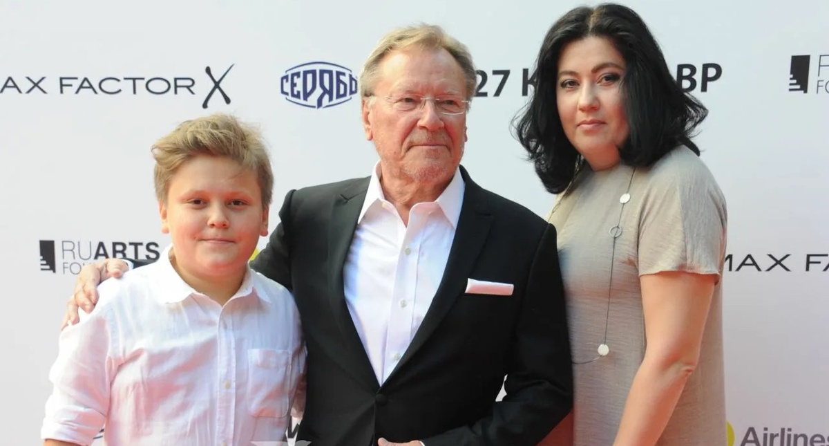 Счастливый отец Сергей Шакуров с маленьким сыном Маратом