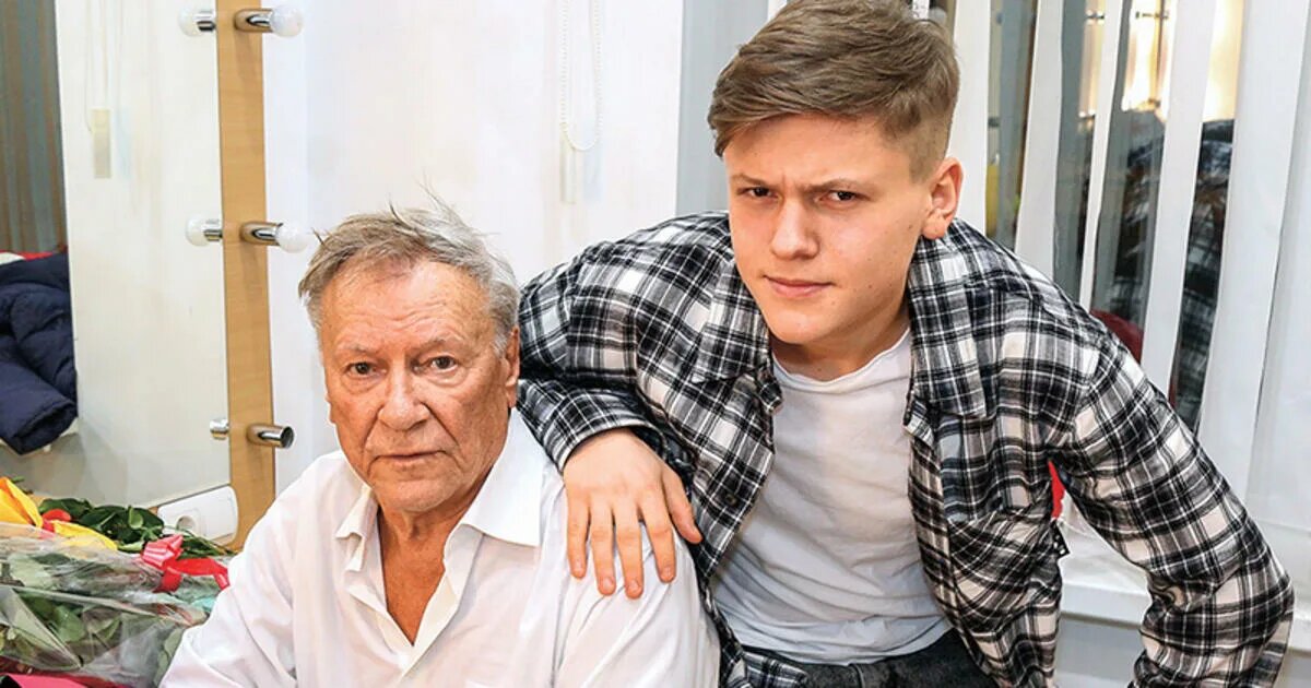 Семейный портрет: Сергей Шакуров с женой Екатериной и сыном Маратом