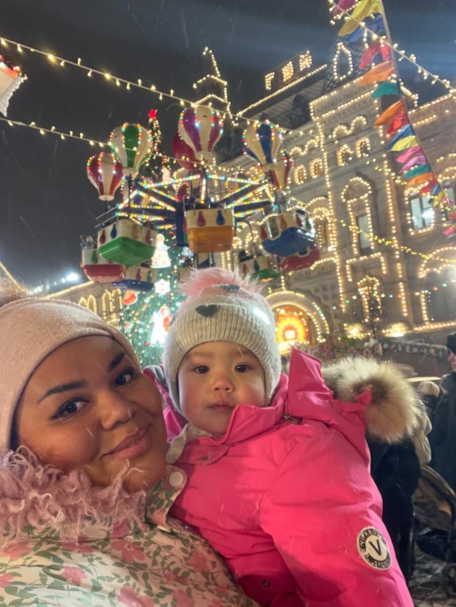 Очаровательная Вивьен покоряет своей улыбкой.