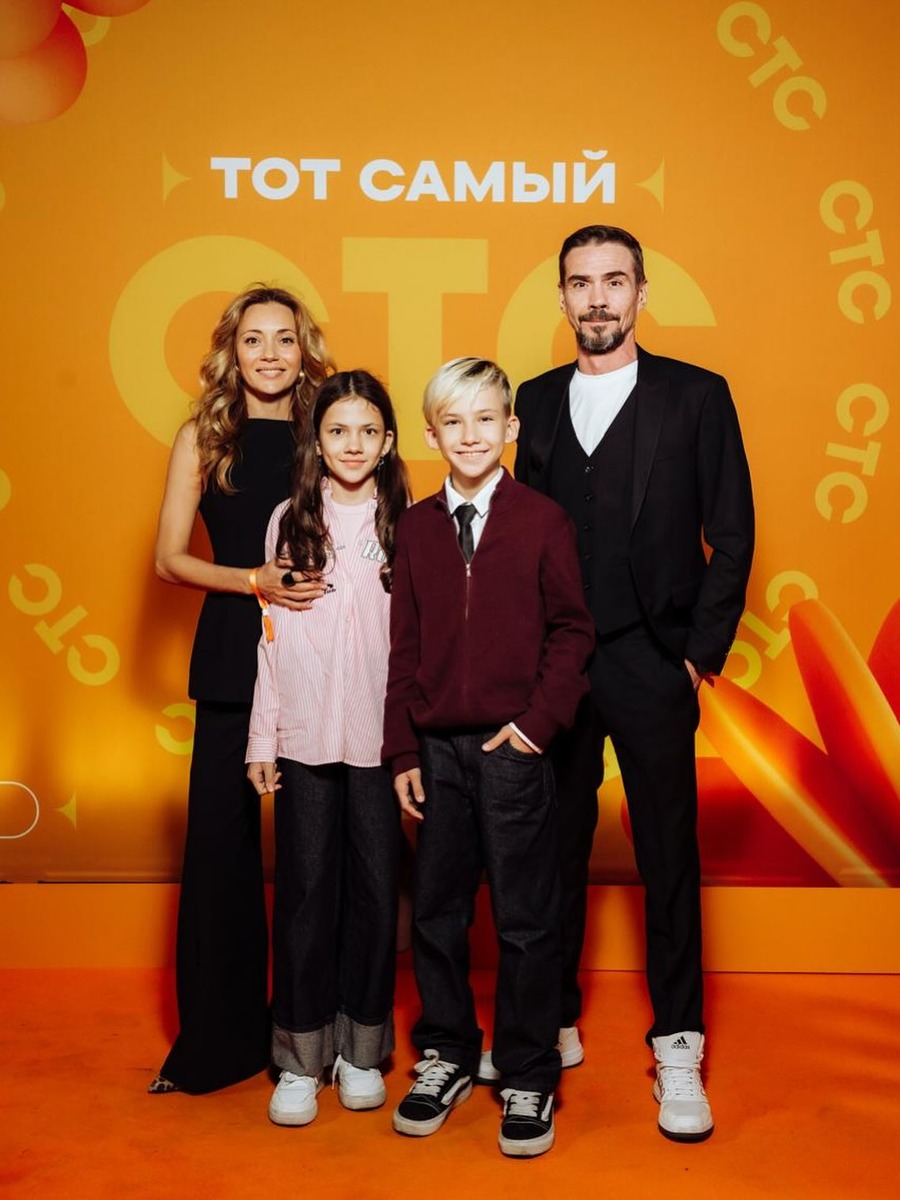 Александр и Вероника Никифоровы растут, всё больше напоминая знаменитого отца.