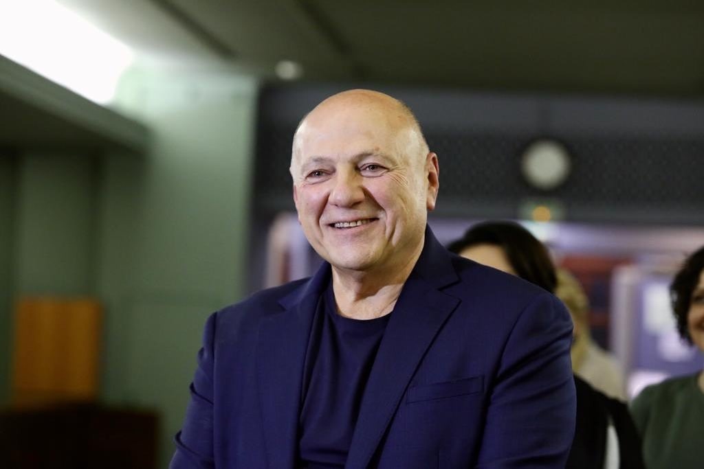 Сергей Газаров сегодня: успешный актер и режиссер, окруженный любящей семьей.