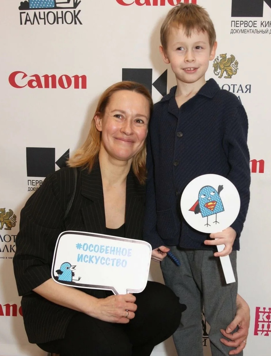 Семейное счастье: Евгения Дмитриева с детьми.