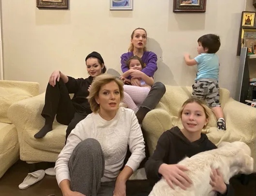 Мария Порошина с одной из своих дочерей.