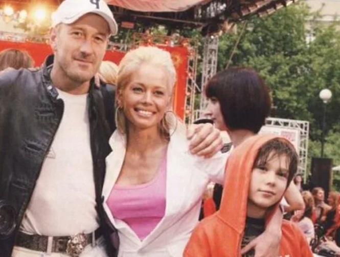 Елена Корикова с сыном Арсением и Максимом Осадчим