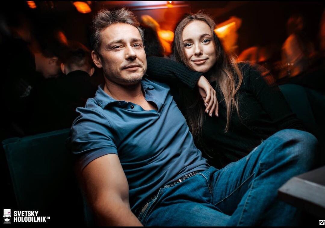 Дмитрий Исаев на сцене, где он продолжает свою творческую деятельность.