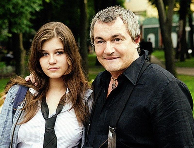 Лада Диброва, дочь телеведущего, продолжившая его путь в журналистике.