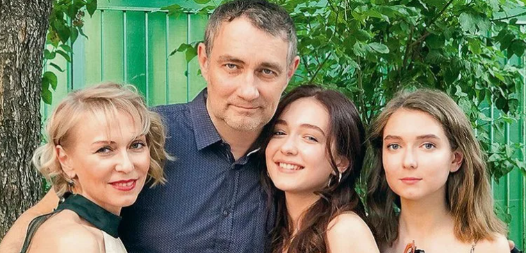 Константин Юшкевич с супругой Ольгой и дочерьми.