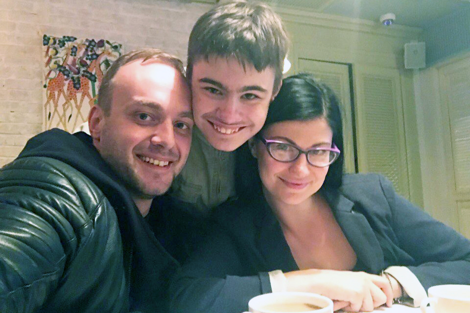 «Ума-то нет»: Как актер в 30 лет потерял дом, но нашел счастье с женщиной, принявшей всех его детей