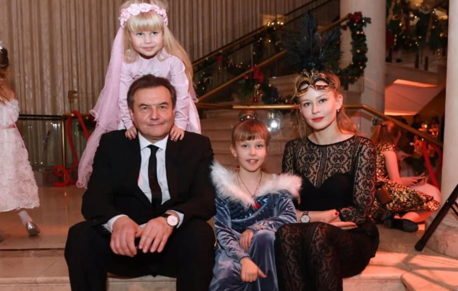 Алексей Учитель и Юлия Пересильд вместе с дочерьми Анной и Машей.
