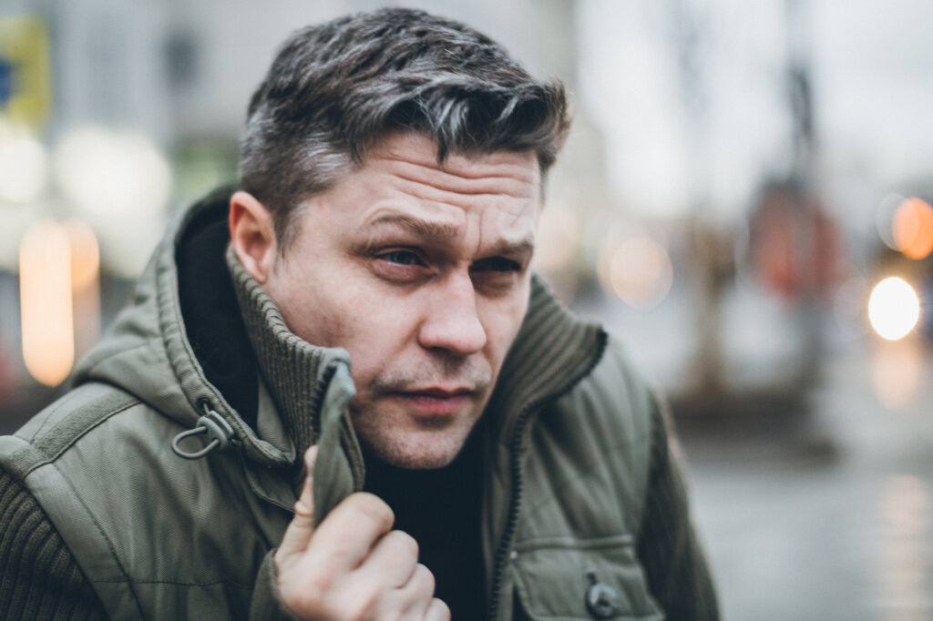 Денис Рожков: как актёр нашёл свой путь, музыкальную страсть и крепкую семью