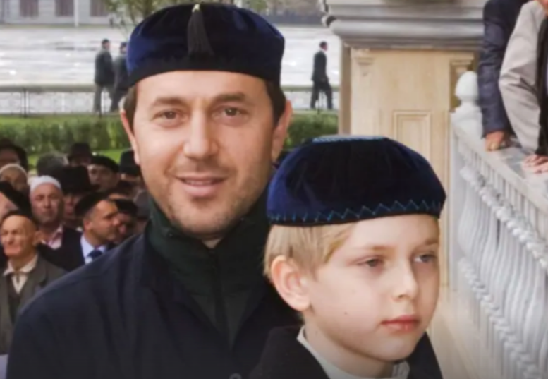 на фото Дени Байсаров с отцом