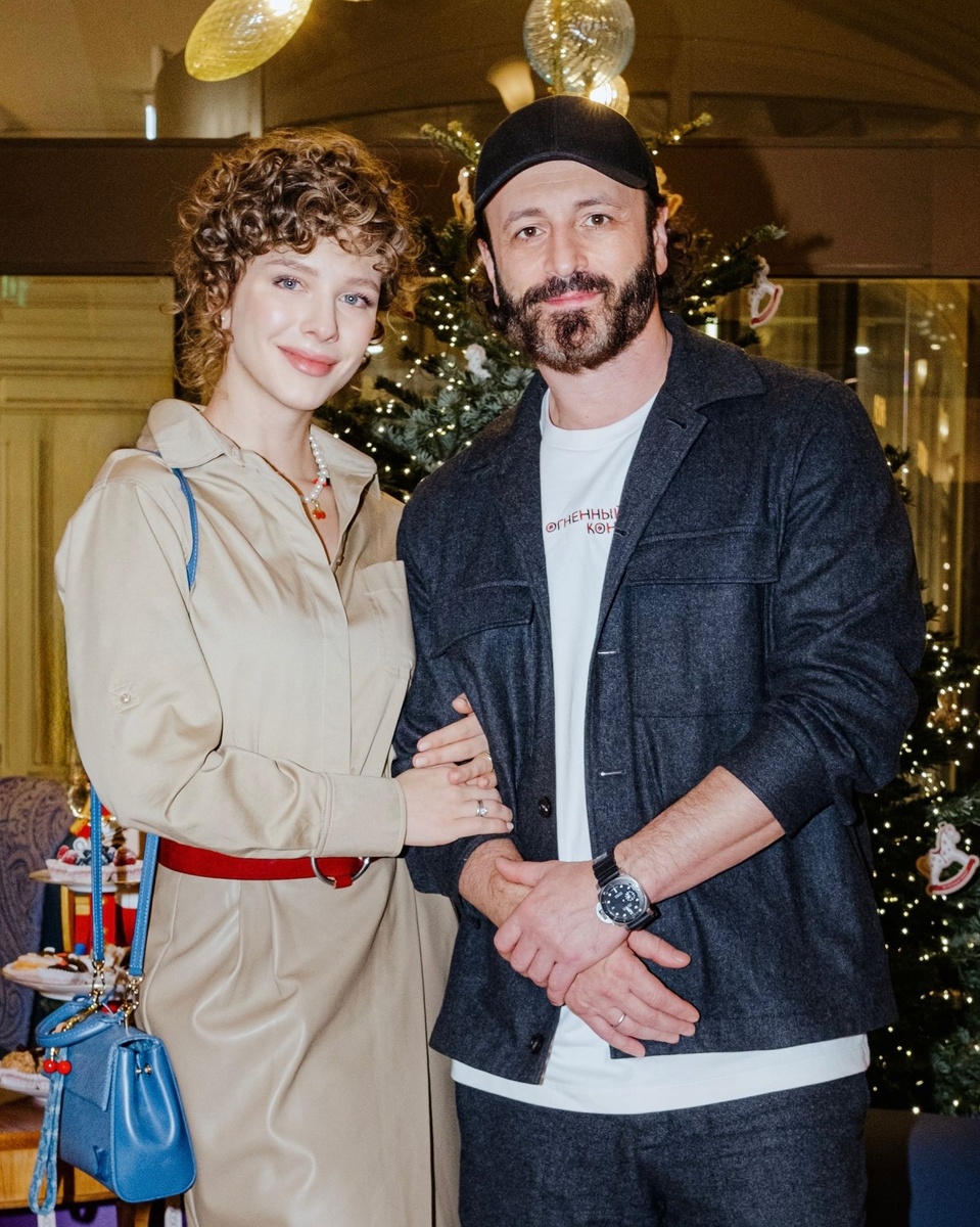 Сын Лев на занятиях акробатикой