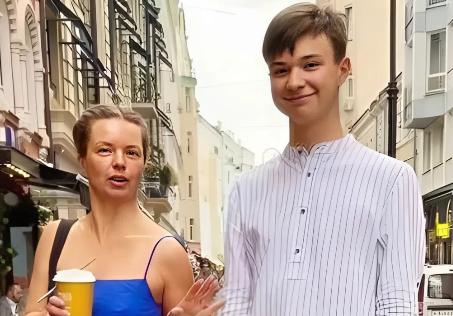 Алиса Гребенщикова с сыном Алексеем.